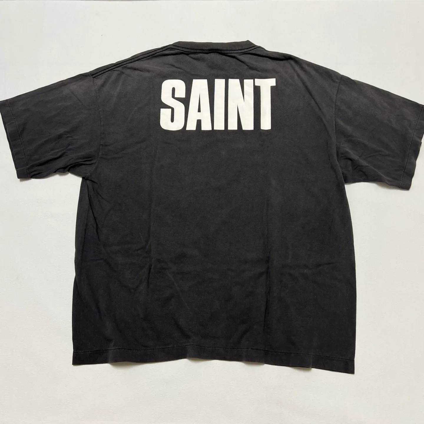 SAINT Mxxxxxx × FRIENDS FRD_SS TEE/FRIENDS/BLK Friends co-branded TEE. Black stills TEE. Washed black S-XL. The ceiling of American dramas. A must-have for sentiment. Asut ready-to-wear wash water and distressed treatment. Domestic top printing factory. God restored. Correct accessories. Friends co-branded wash.